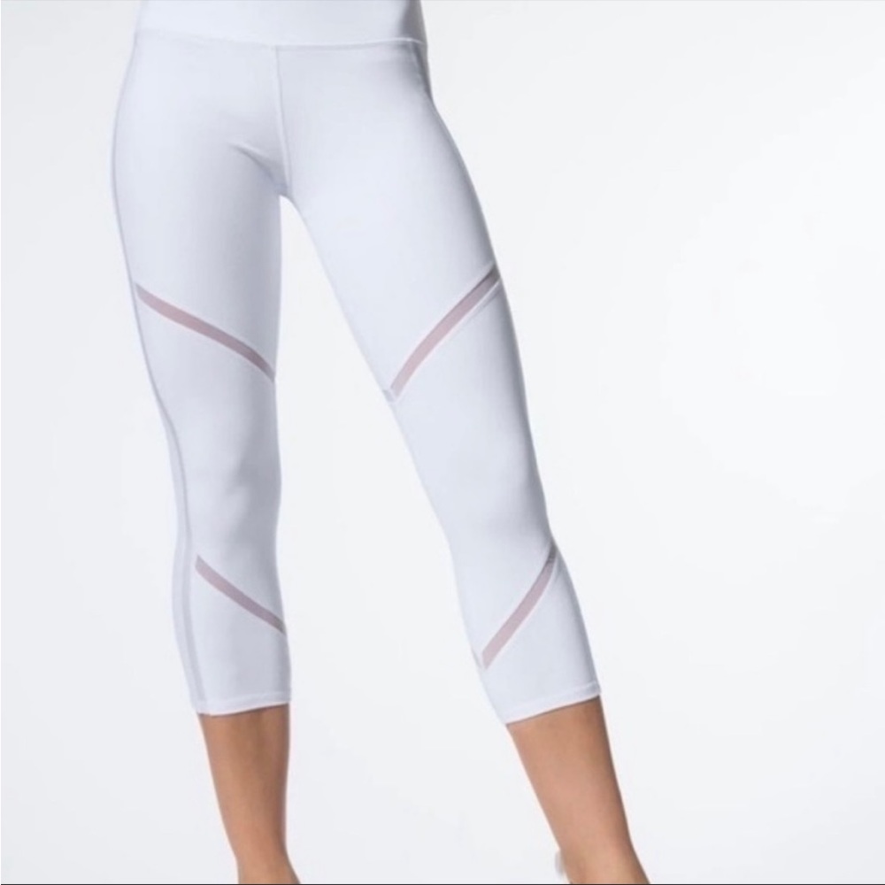 🤍ALO Yoga cropped Continuity Leggings white size small